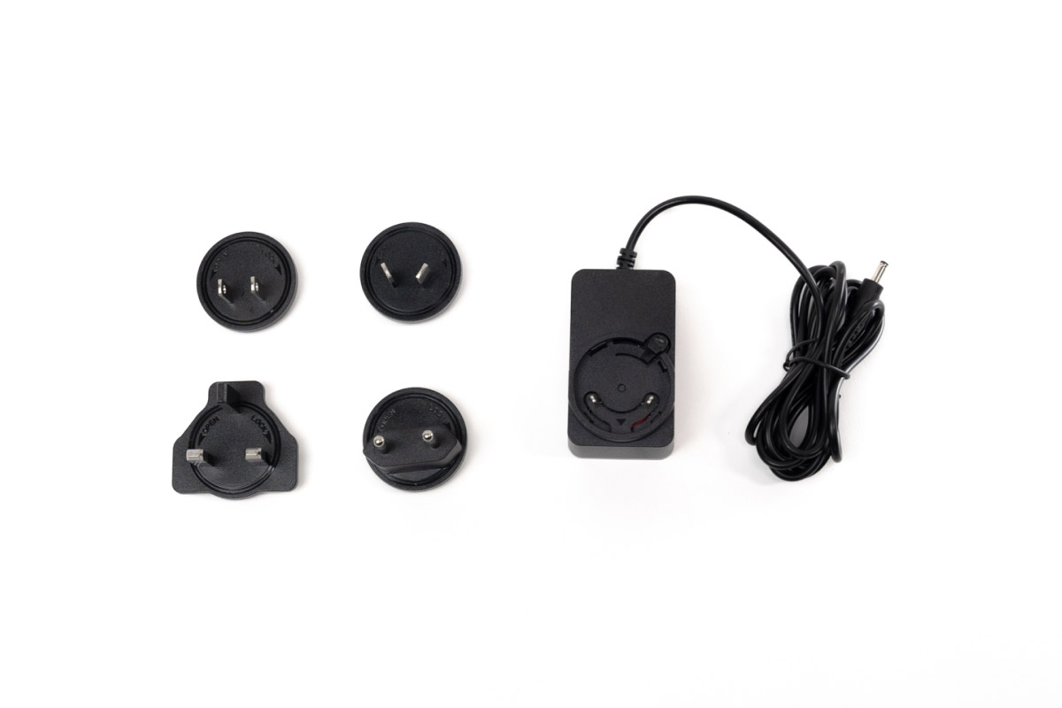 Loxone Steckernetzteil für Touch Surface Air: 24V-Netzadapter mit internationalen Steckern und Kabel